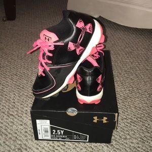 UnderArmour cleats 2.5Y girl